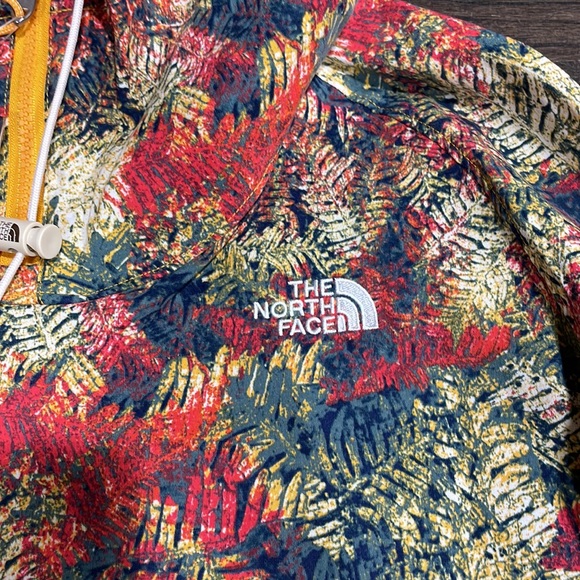 Brand new and perfect for Spring, The North Face camo leaf print anorak. - Picture 4 of 10